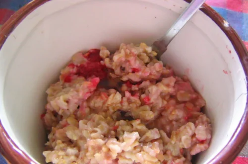 Bowl of creamy cooked oatmeal with visible oat flakes, showing how to cook oatmeal that stays loose